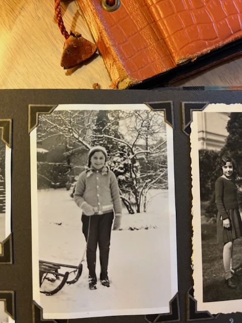 Marianne im Schnee an Chanukka